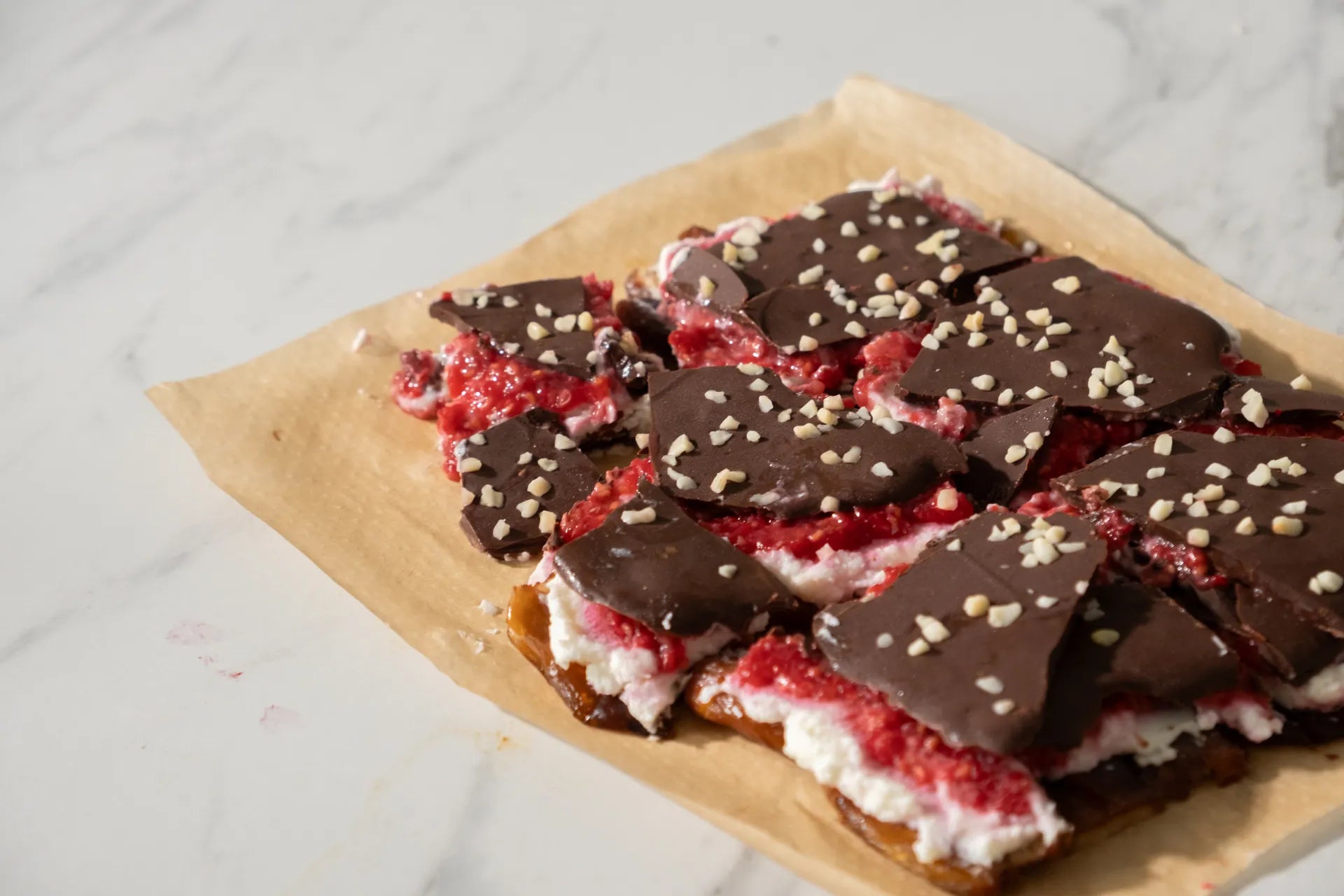 Tablette gourmande protéinée aux dattes, framboises et chocolat noir